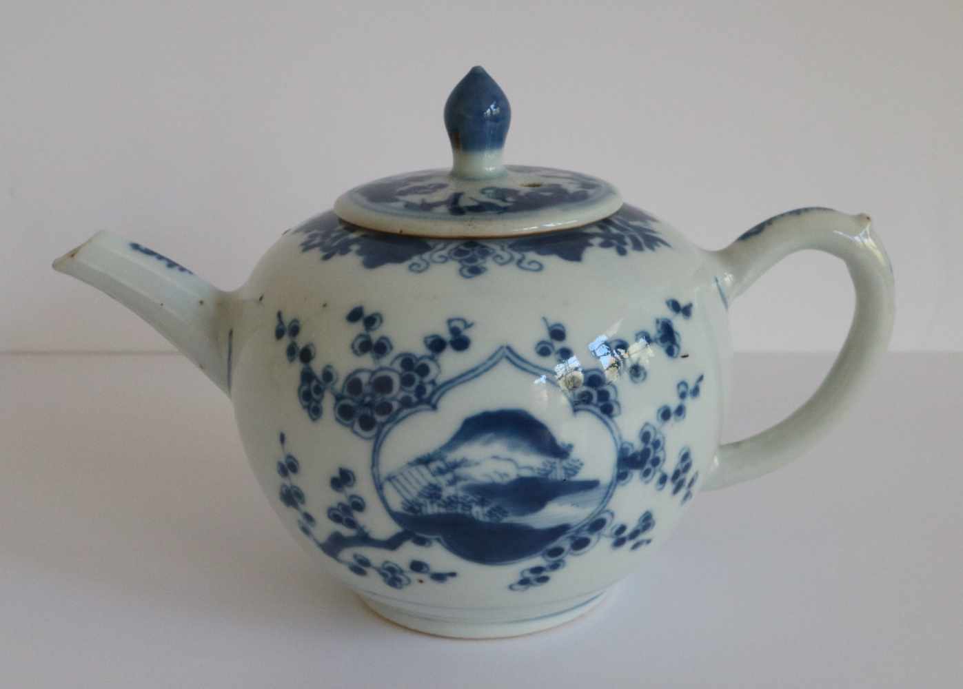 Chinese teapot blue White H 11,5 B 18 cm