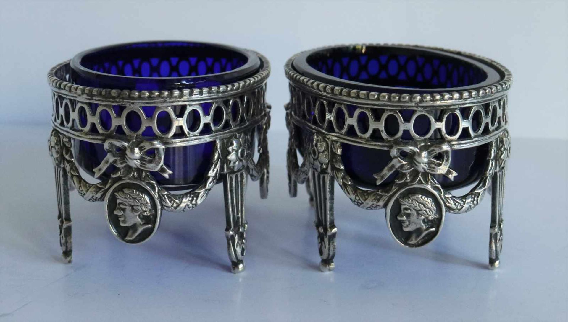 Silver salt shakers with blue glass Louis XVI, the Netherlands 19th century 8 x 6 x 5 cm - Bild 2 aus 6