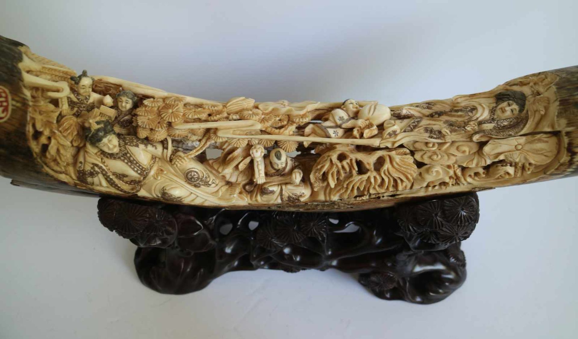 Intricately carved mammoth tusk as a figural group China around 1970 L 43,5 cm Signed in the tusk - Bild 2 aus 3