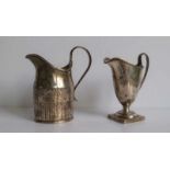 Silver milk jugs English George Smith London 1792 and Georges V Chester 1915 H 10,5 en 11,5 cm