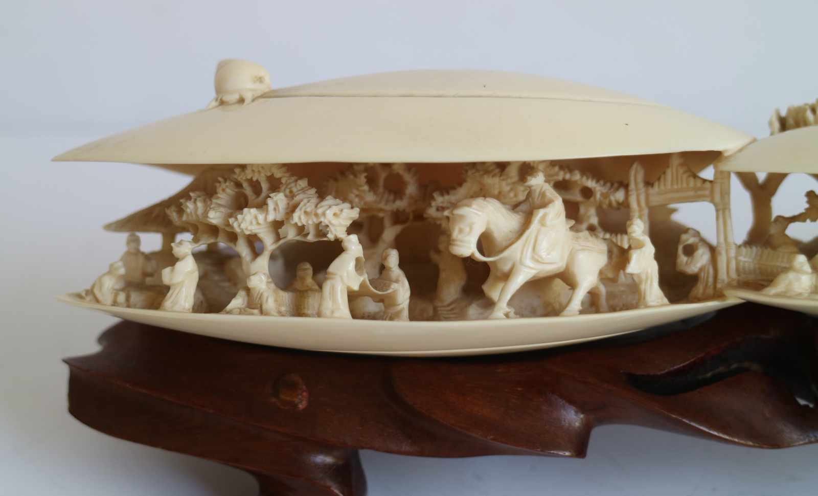 Ivory carving depicting rural scenes inside two clams China, around 1930 L 23,5 cm (without base) - Image 2 of 4