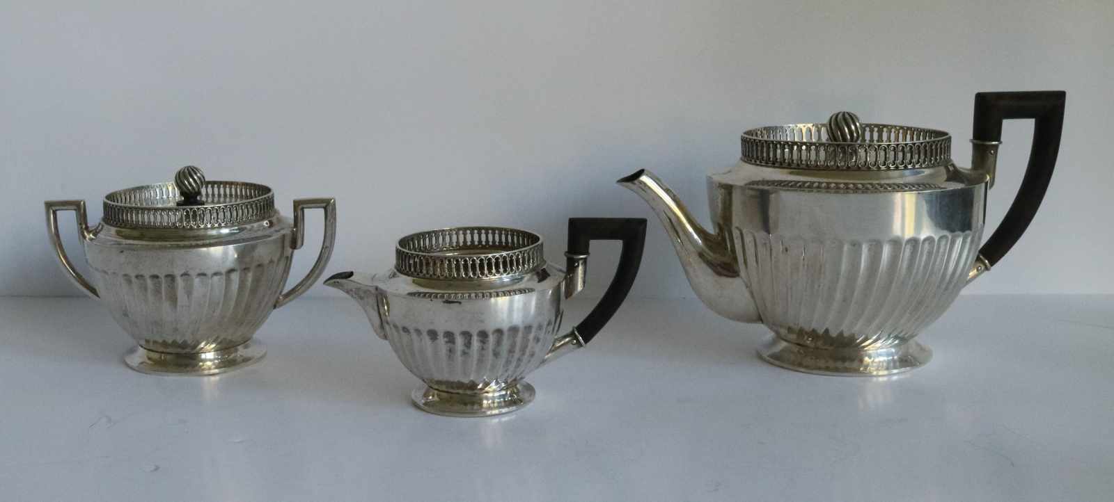 Silver tea service Ostro-Hungary 19th century, 620 grams H 6, 8 en 9,5 B 11,5, 12 en 18 cm