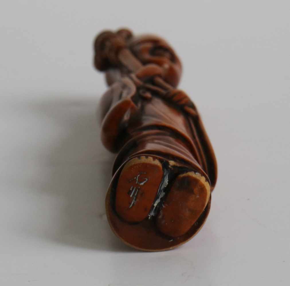 Boxwood netsuke of a sholar Japan 20th century H 10 cm signed private collection - Image 3 of 5