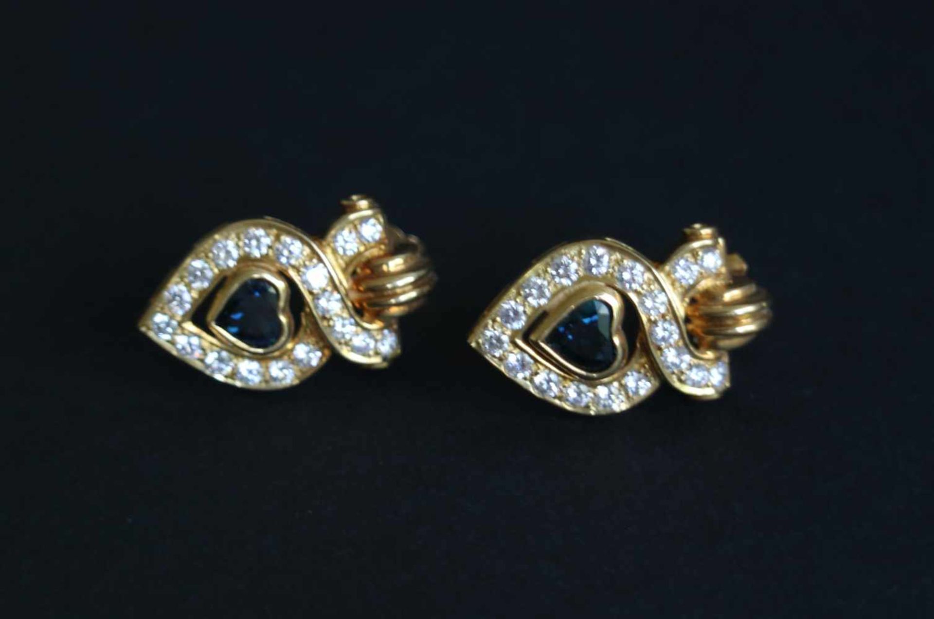 Earrings with blue sapphire and diamond, earrings 18 kt 11.5 gr, 2 sapphires in heart shape, 56 x - Bild 2 aus 2