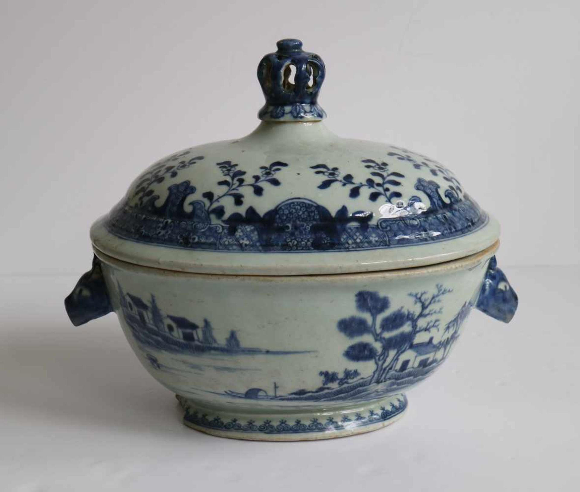 Chinese lidded bowl blue/white 19th century 34 x 24 x 24 cm hairline and damage - Bild 3 aus 7