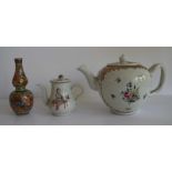 Porcelain Teapot Chine de commande, calebas vase Samson and teapot (crack) H 9,5 tot 13,5 cm