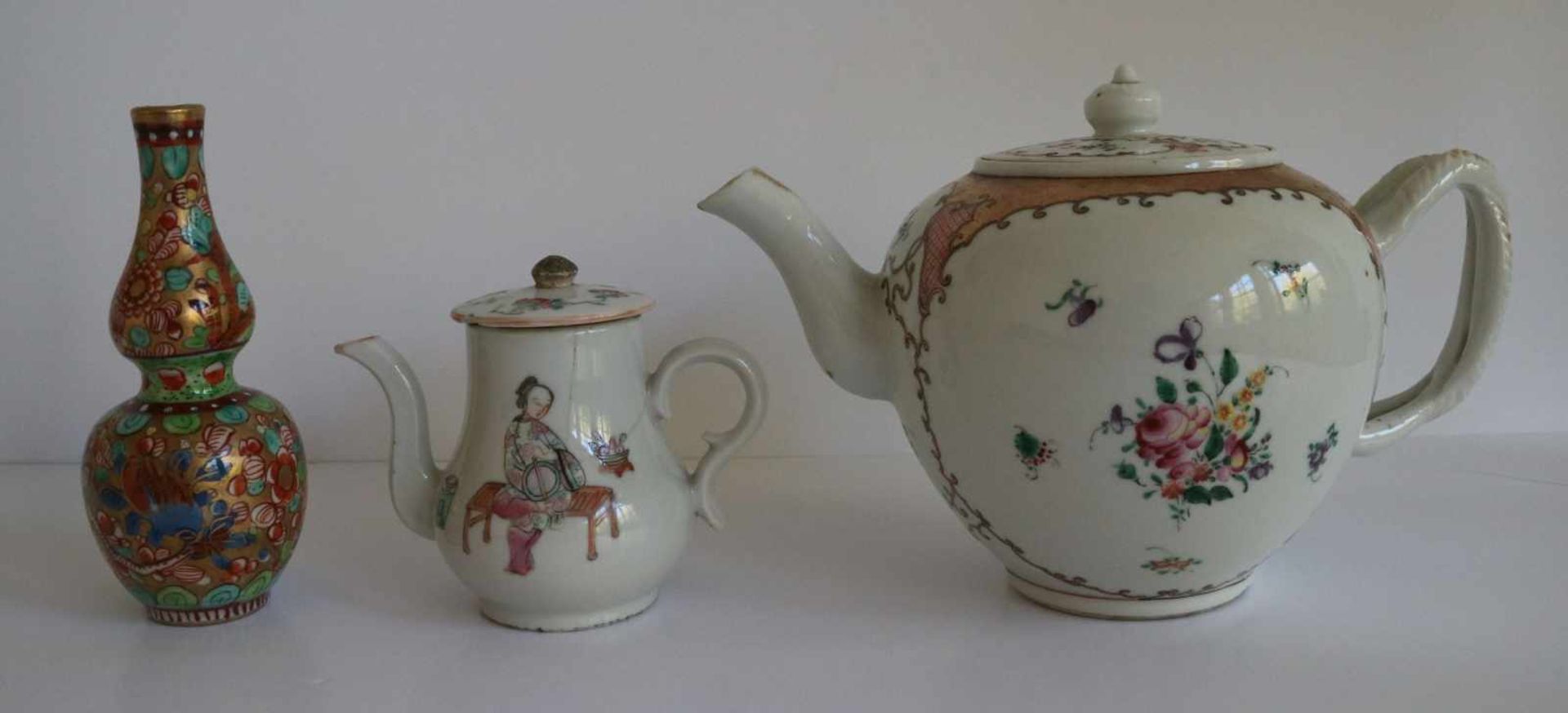 Porcelain Teapot Chine de commande, calebas vase Samson and teapot (crack) H 9,5 tot 13,5 cm