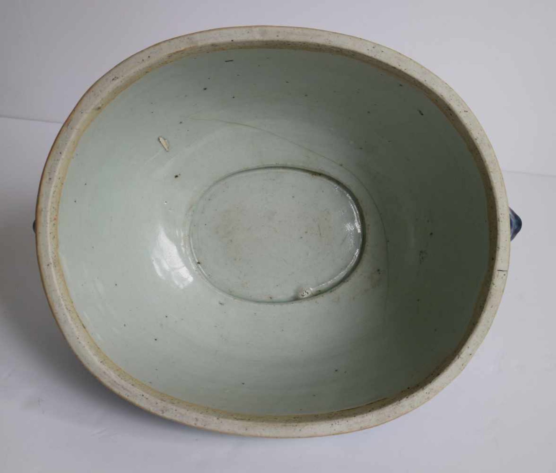 Chinese lidded bowl blue/white 19th century 34 x 24 x 24 cm hairline and damage - Bild 5 aus 7