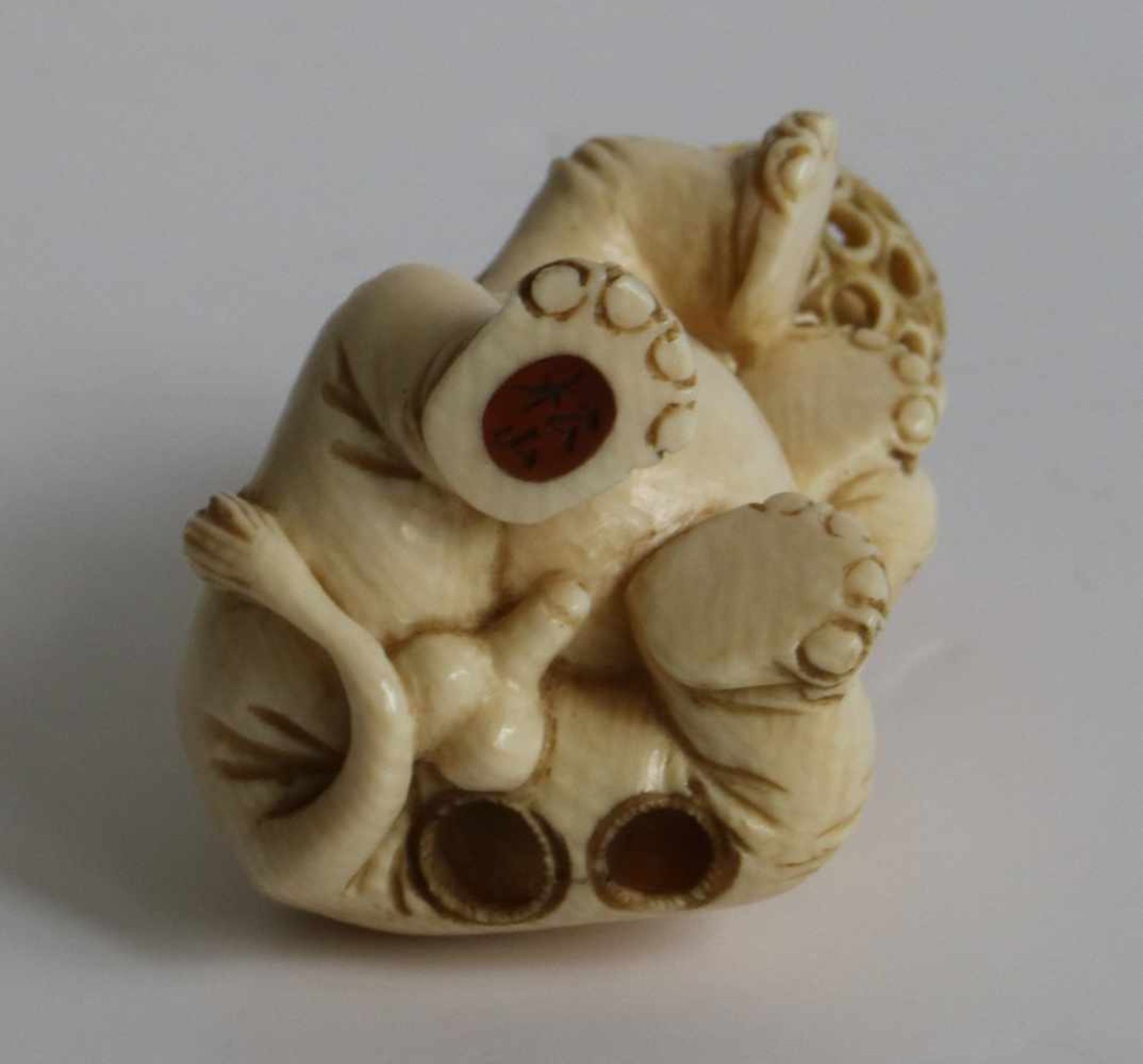 Carved ivory netsuke of an elephant holding a puzzle ball with loose carved inner ball Japan, - Bild 5 aus 5