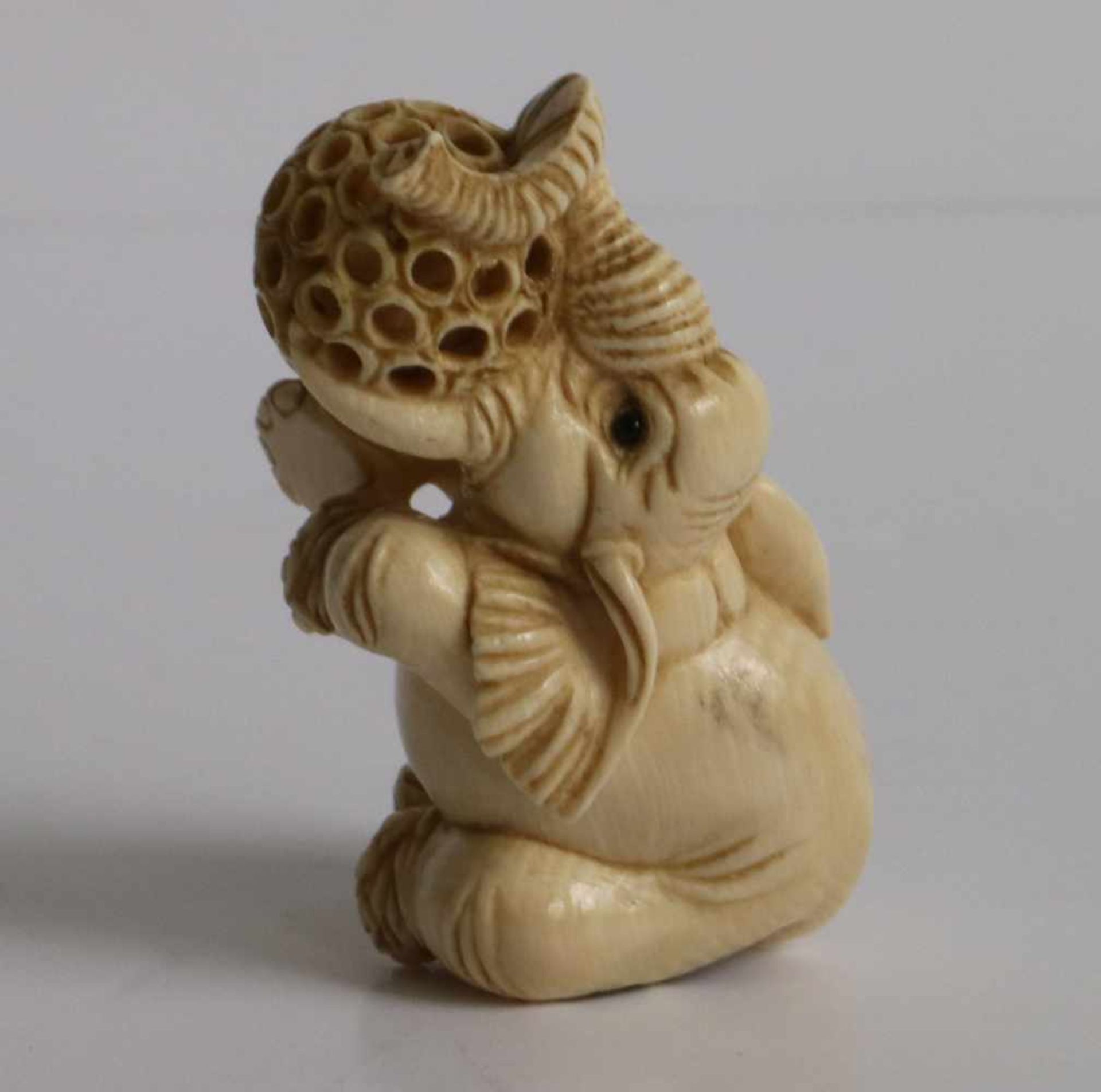 Carved ivory netsuke of an elephant holding a puzzle ball with loose carved inner ball Japan, - Bild 3 aus 5