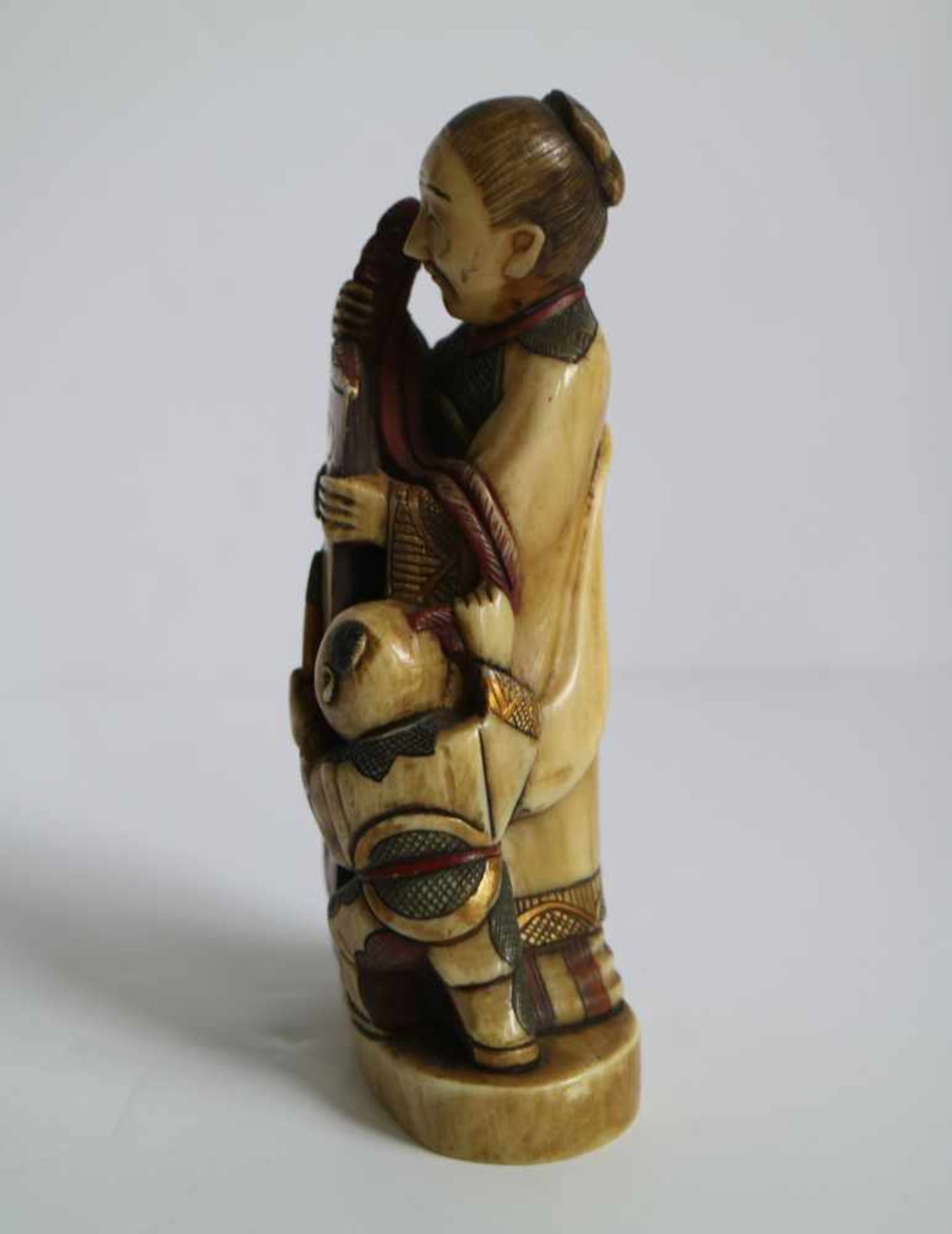 Carved hippopatamus tooth Okimono of an art teacher and his pupil, polychromed Probably Kyoto 1920' - Bild 2 aus 5