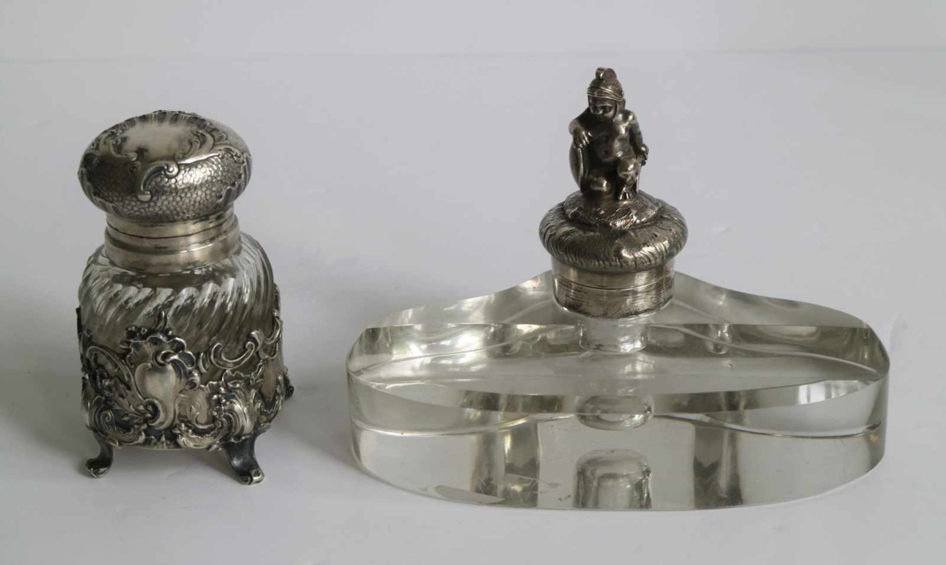2 silver inkwells Both inkwells with mark (s), France H 9,5 en 10 cm