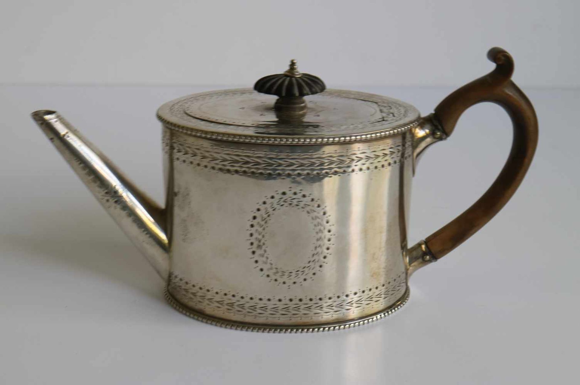 Tea pot English silver 19th century 19th century H 13,5 B 26 cm