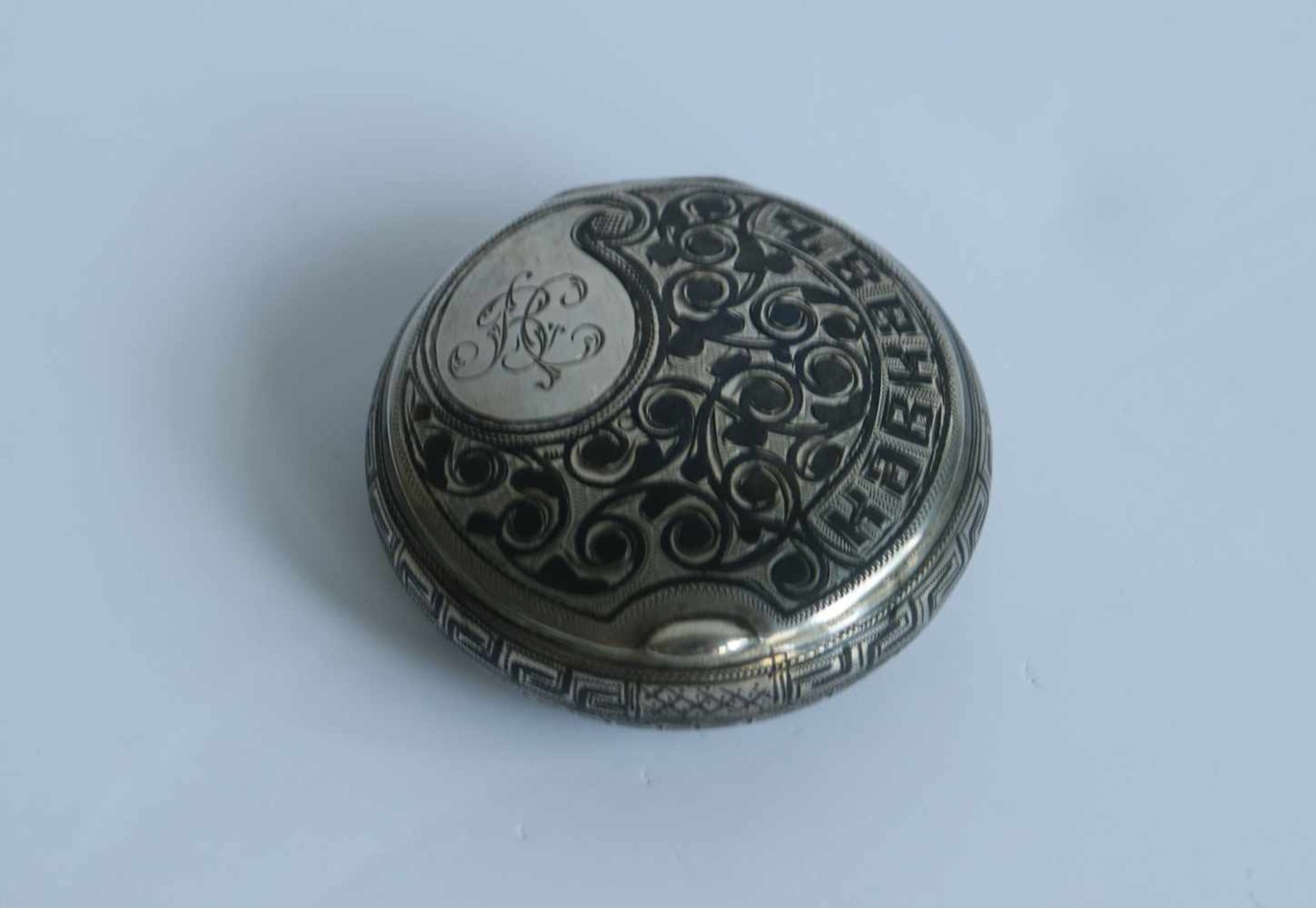 Silver Russian pill box Nielo 19th century silver (900) dia 5,7 H 2,3 cm