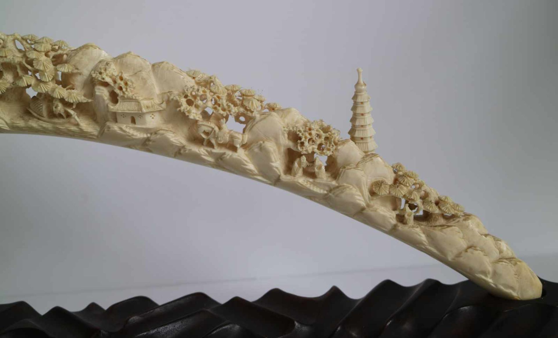 A carved ivory tusk Depicting village scenes with pagodas Canton China ca 1930 L 61 cm - Bild 4 aus 7