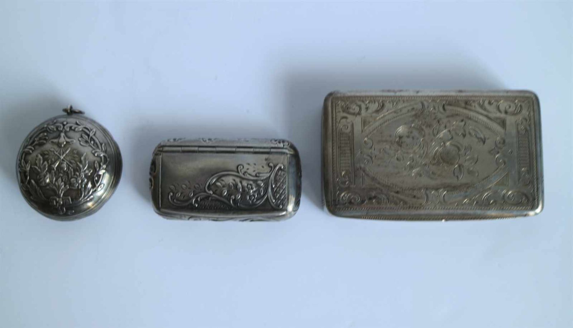 Silver pill boxes and a snuff box Silver snuff box Vienna 1864, silver French pill box 19th century - Bild 2 aus 4