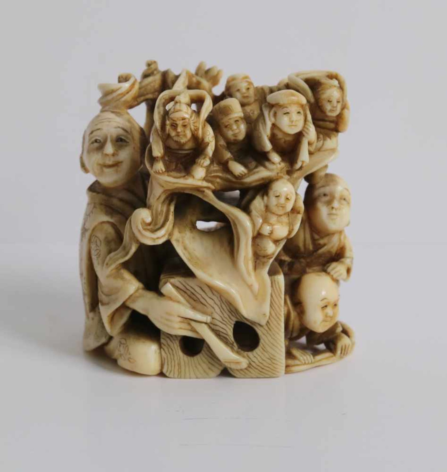 Netsuke Okimono Ivory depicting an artist whose painting of the 7 lucky Gods come to life H 4,7 cm