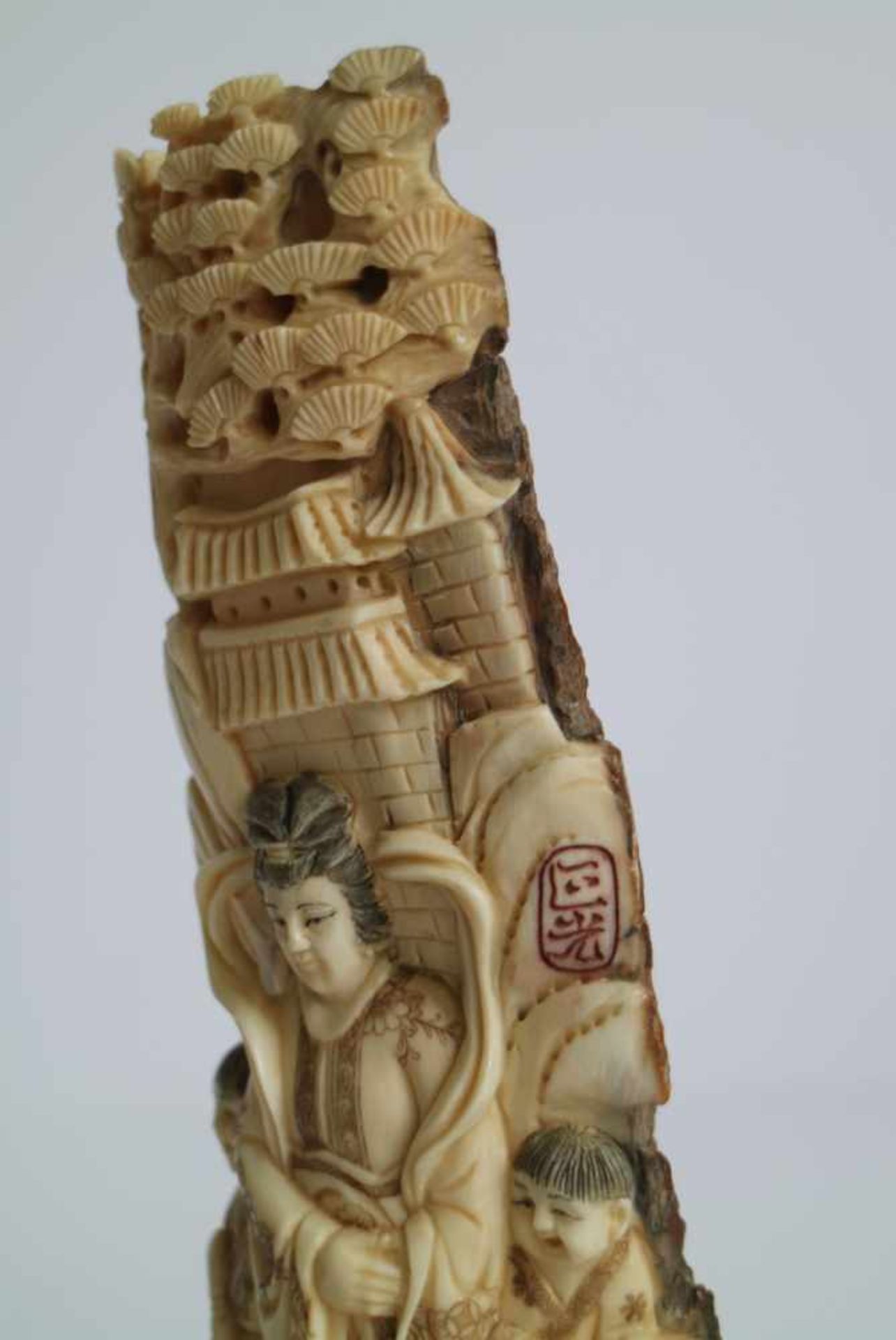 Mammoth ivory Guanyin carving of Guanyin with her attendants China circa 1960's H 20 cm (with base) - Bild 3 aus 3