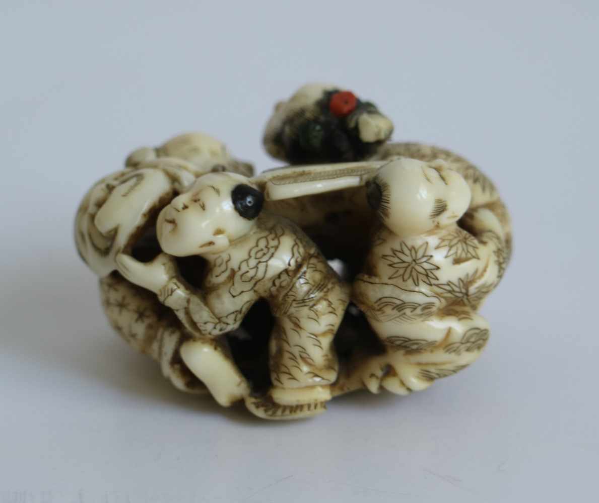 Ivory okimono netsuke Four figures with a mask, Japan, Meji period B 4,7 cm - Image 2 of 4