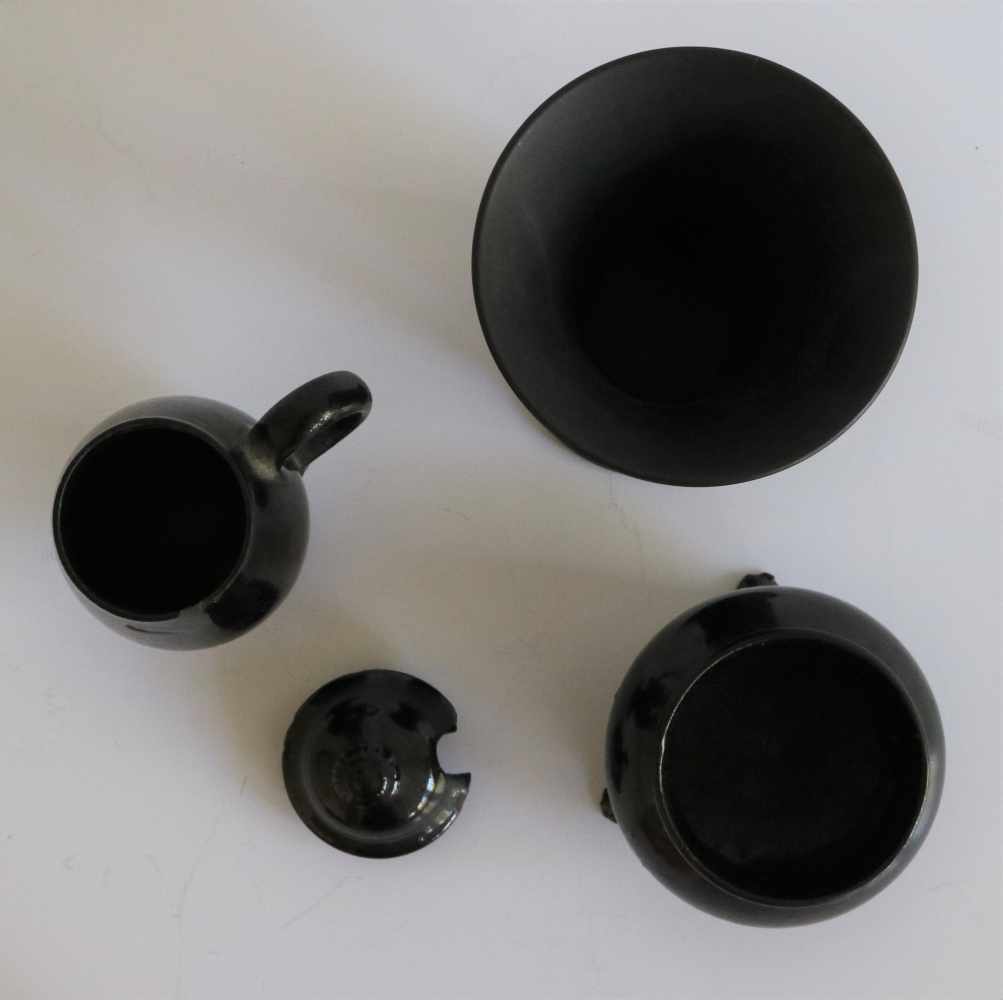 Black terracotta Namur, mustard and sugar bowl 18th century + Wedgewood H 5,5 en 9,5 cm - Image 2 of 2