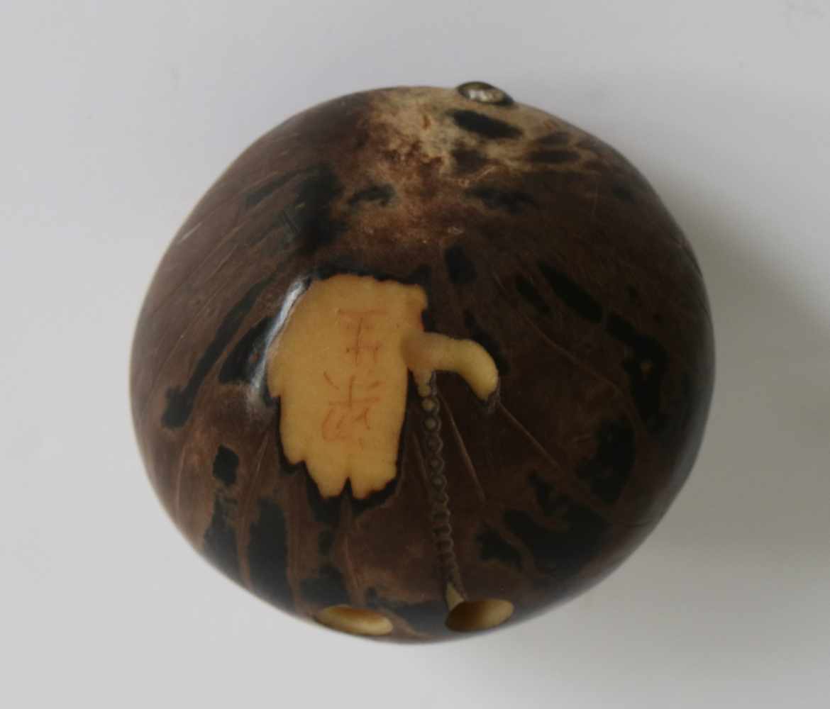 Carved netsuke depicting a Hotei, Made of tagua nut Japan 20th century L 4,2 cm private collection - Image 3 of 3