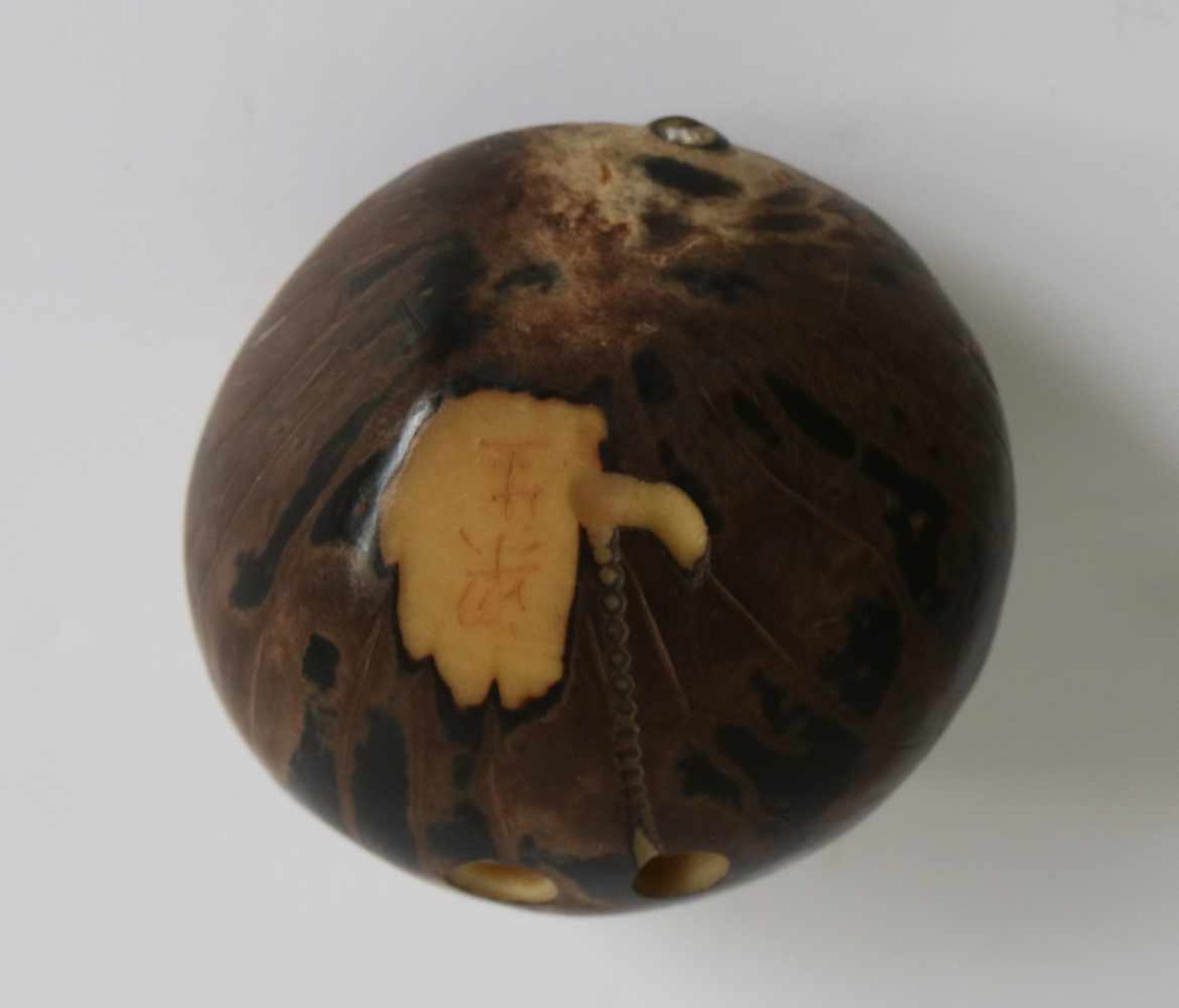 Carved netsuke depicting a Hotei, Made of tagua nut Japan 20th century L 4,2 cm private collection - Bild 3 aus 3
