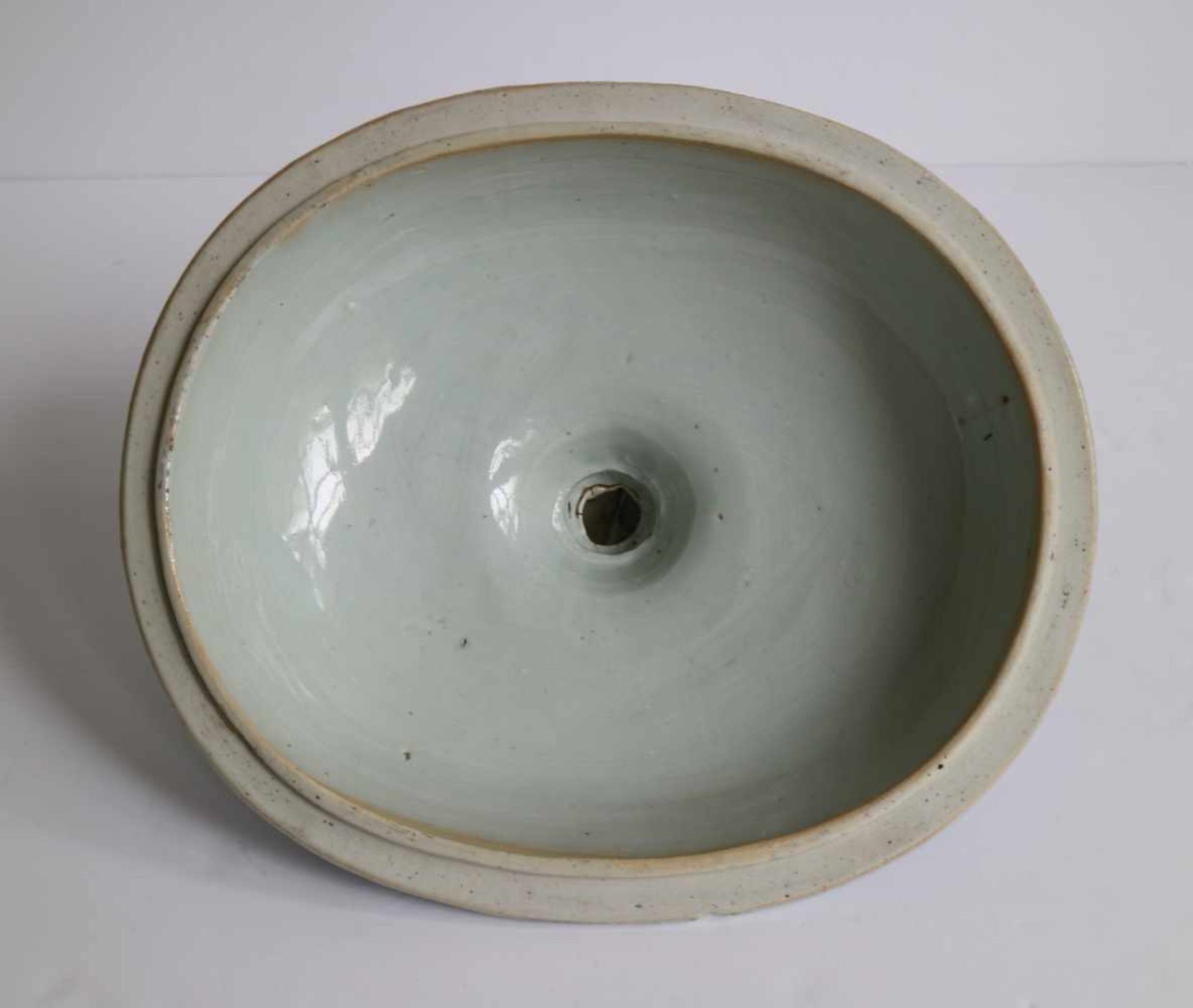 Chinese lidded bowl blue/white 19th century 34 x 24 x 24 cm hairline and damage - Bild 7 aus 7