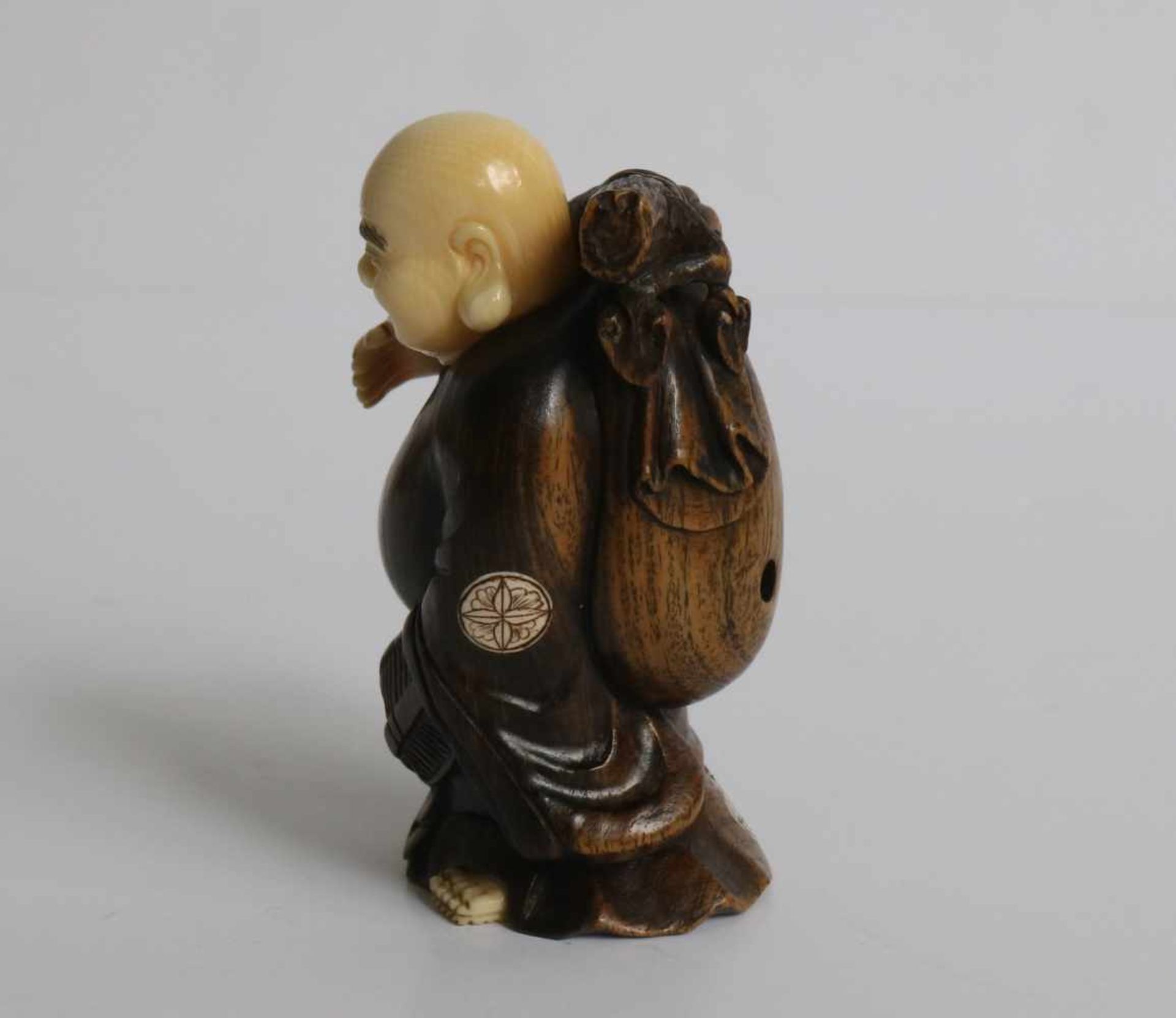 Boxwood and Ivory netsuke of a Motei carrying a large knapsack and gourd Japan, early 20th century - Bild 2 aus 5