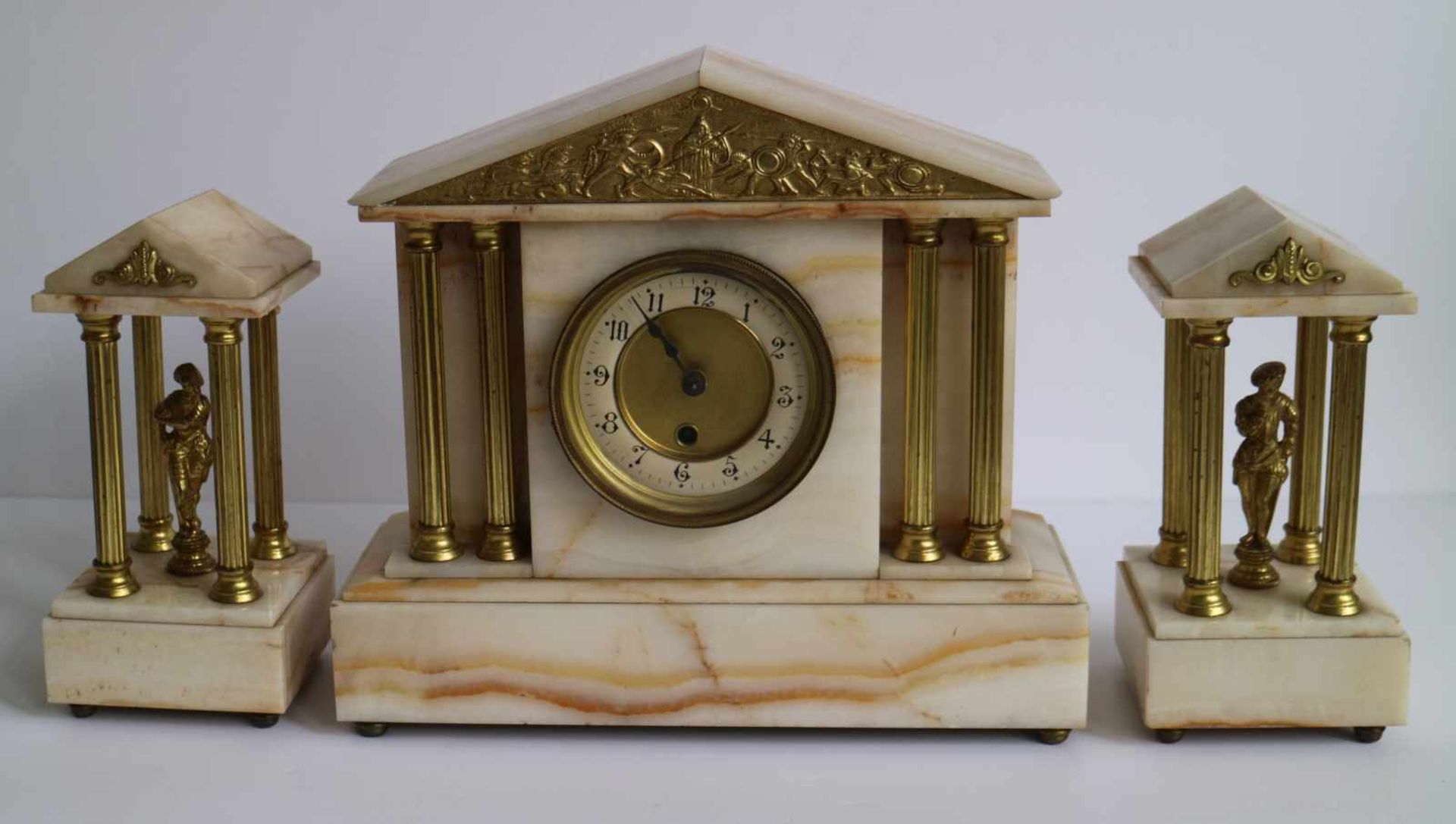 Clock in marble neo classic 3 parts H 22,5 B 11 en H 29,5 B 32,5 cm