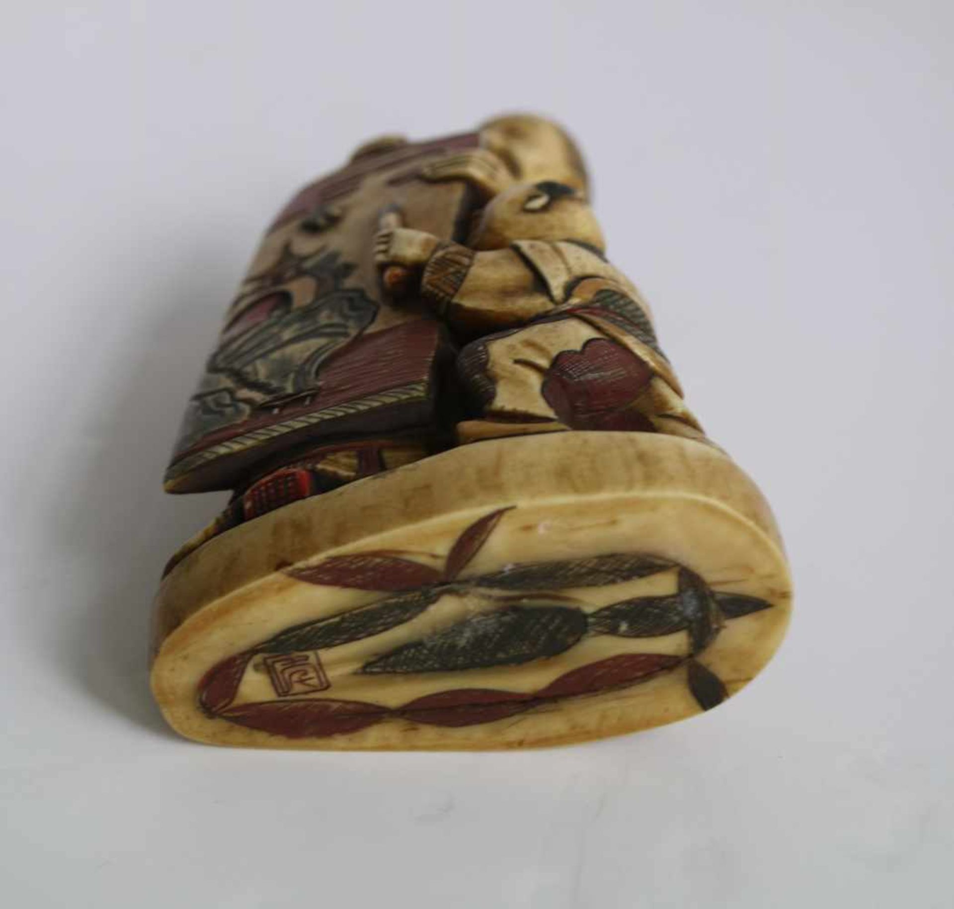 Carved hippopatamus tooth Okimono of an art teacher and his pupil, polychromed Probably Kyoto 1920' - Bild 5 aus 5