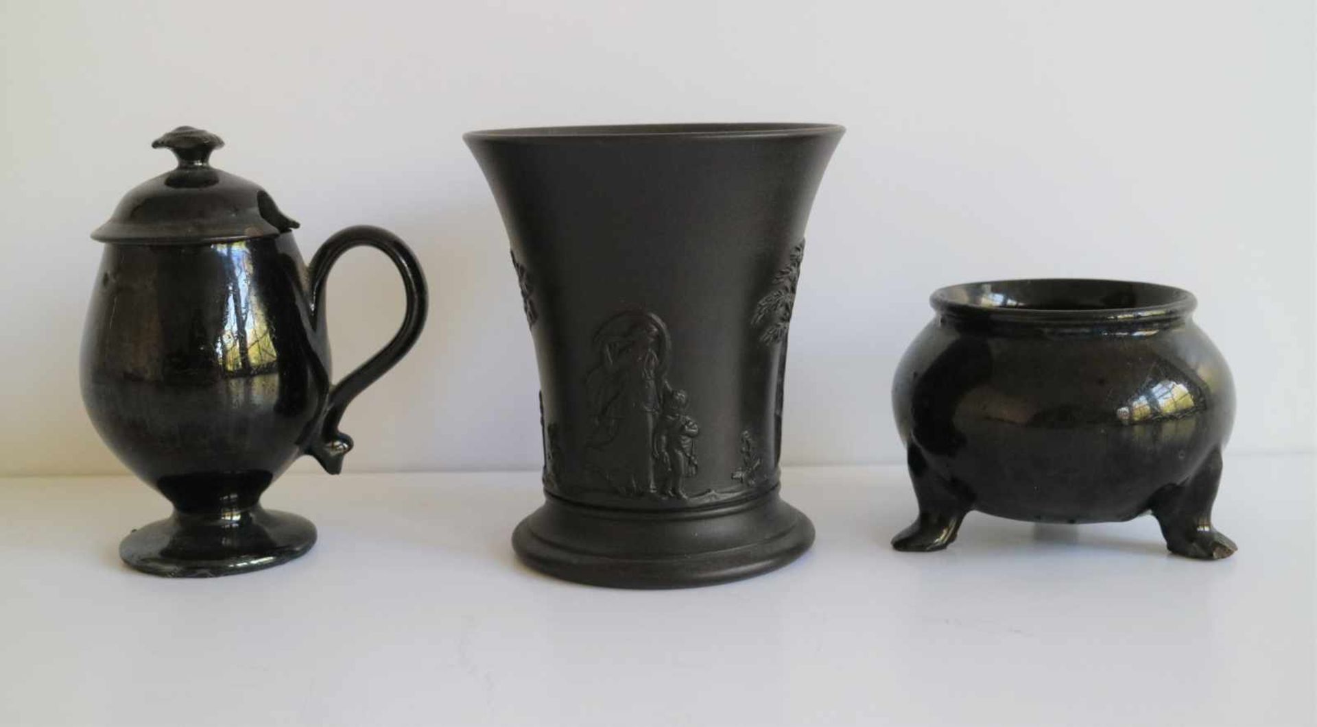 Black terracotta Namur, mustard and sugar bowl 18th century + Wedgewood H 5,5 en 9,5 cm
