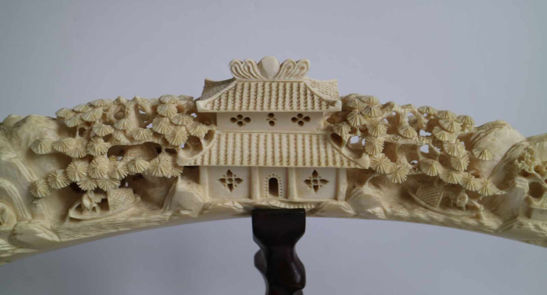 A carved ivory tusk Depicting village scenes with pagodas Canton China ca 1930 L 61 cm - Bild 3 aus 7