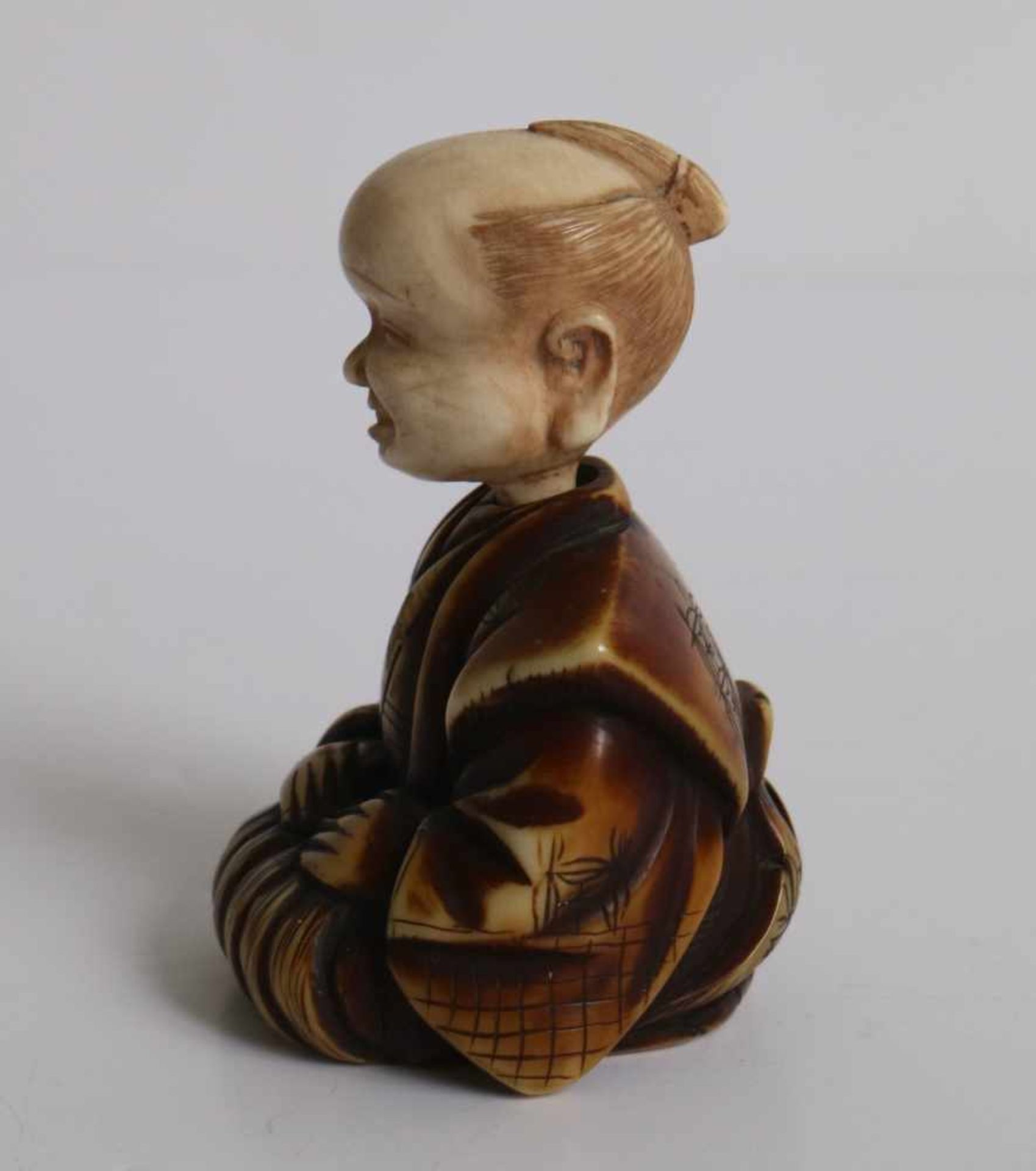 Ivory Netsuke of an official, with articulated neck Japn MEIJI period H 5,4 cm private collection - Bild 2 aus 5