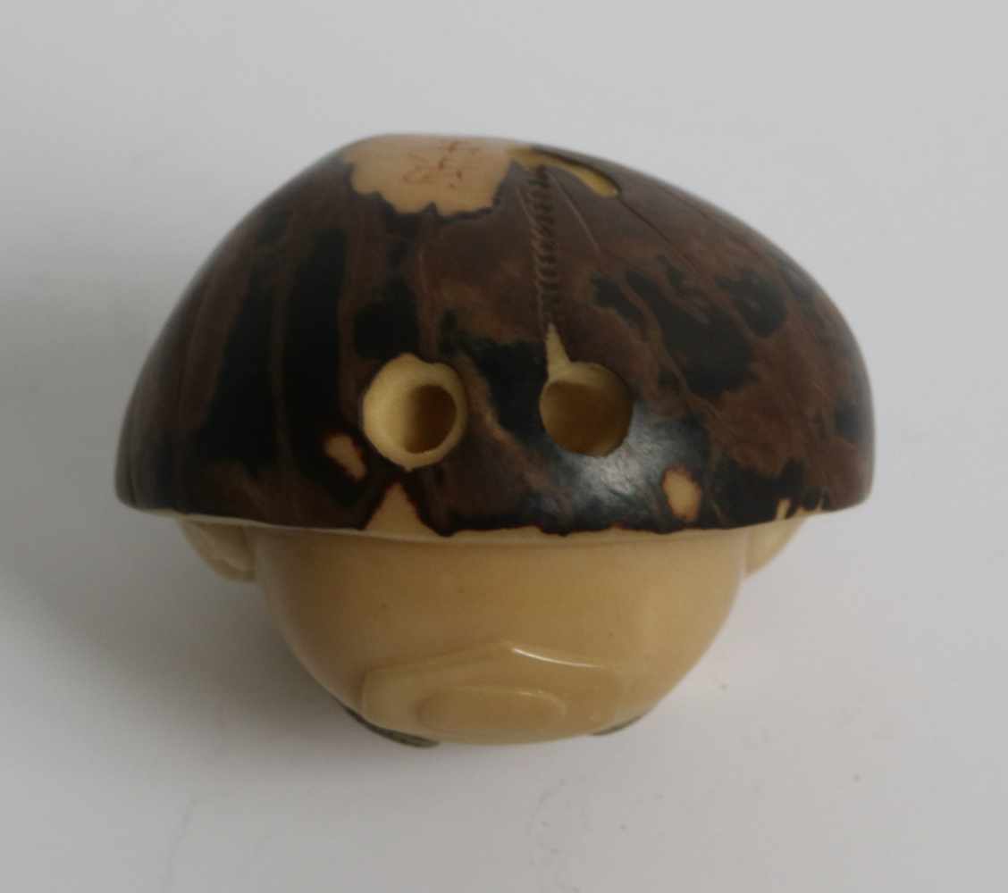 Carved netsuke depicting a Hotei, Made of tagua nut Japan 20th century L 4,2 cm private collection - Image 2 of 3