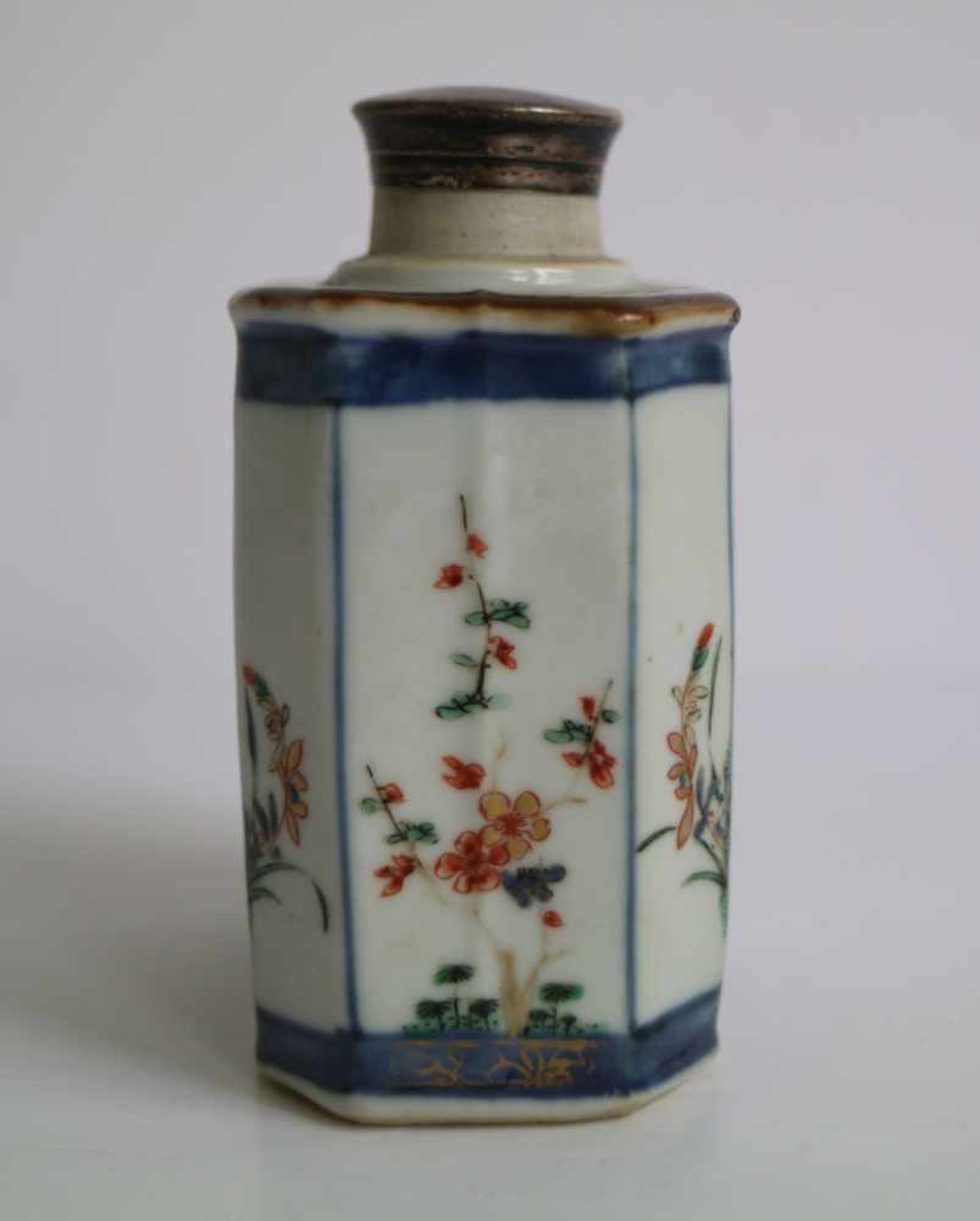 Imari tea caddy Tea caddy with lid 18th century, Imari- verte H 10 cm with hairline - Bild 4 aus 5