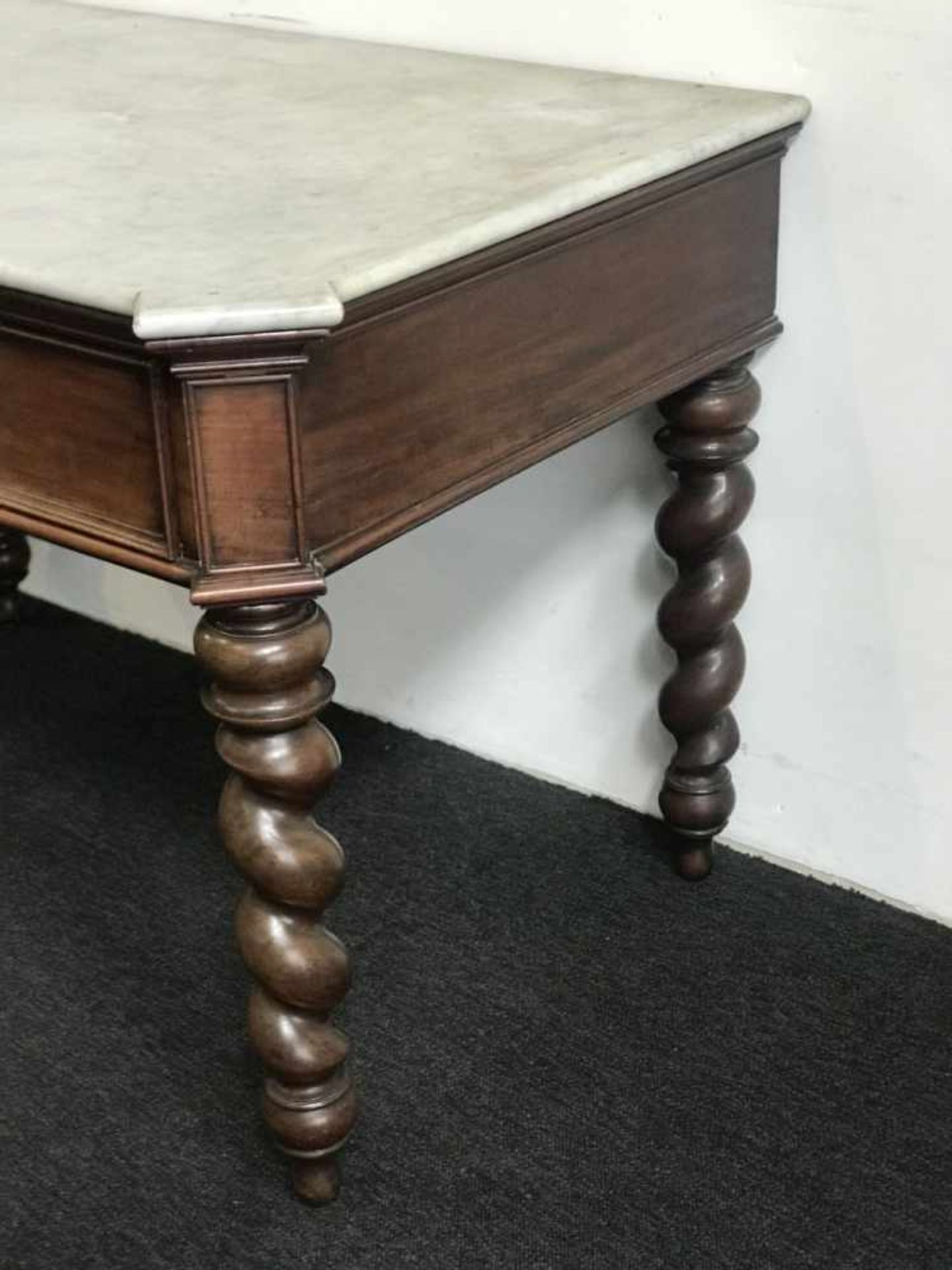 Table with twisted legs marble top H 81 afm 76 x 126 - Bild 2 aus 3