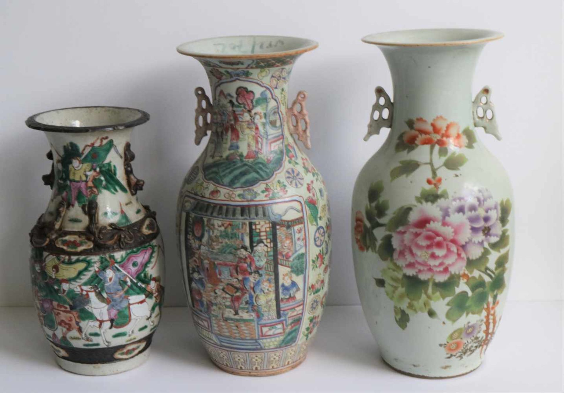 Chinese porcelain Nankin vase, vase around 1900 and vase 20th century H 33,5, 42,5 en 43 cm