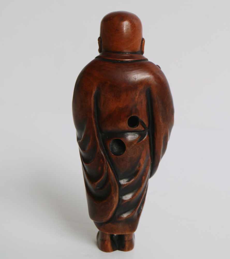 Boxwood netsuke of a sholar Japan 20th century H 10 cm signed private collection - Image 5 of 5