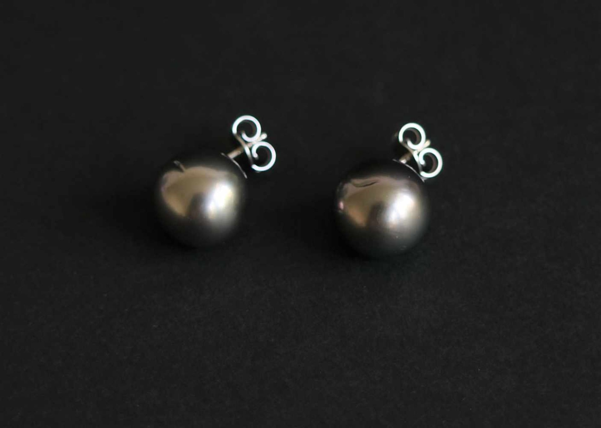 Earrings with Tahitian pearls and 0.12 Kt diamond, 18 Kt gold