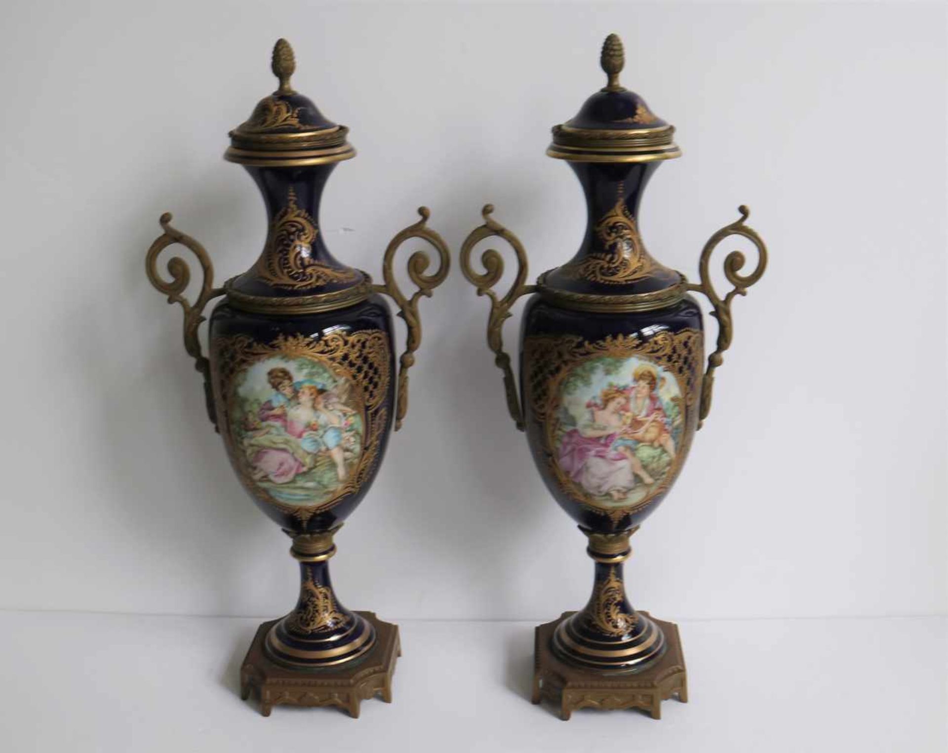 Sèvres Pair of vases with center piece, hand painted and signed M. Perret H 27 en 46 cm - Bild 2 aus 5