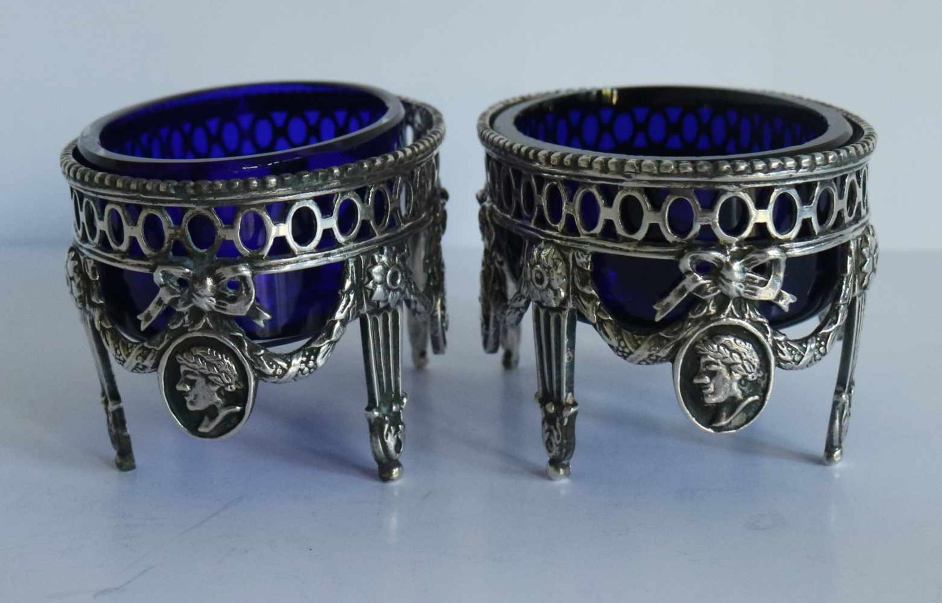 Silver salt shakers with blue glass Louis XVI, the Netherlands 19th century 8 x 6 x 5 cm - Bild 4 aus 6