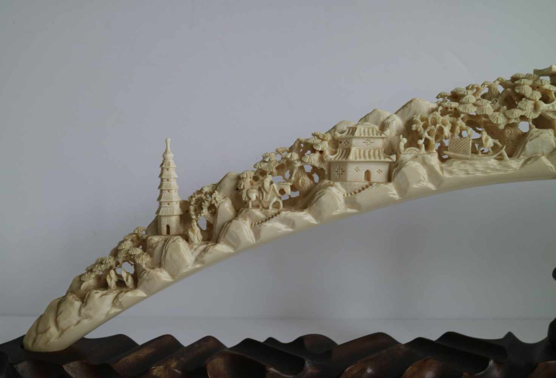 A carved ivory tusk Depicting village scenes with pagodas Canton China ca 1930 L 61 cm - Bild 7 aus 7