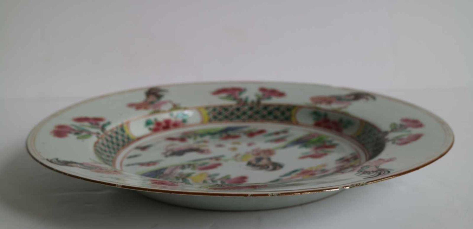 Chinese Qianlong famille rose plates decor with chickens dia 23 cm both chip and hairline - Bild 4 aus 5