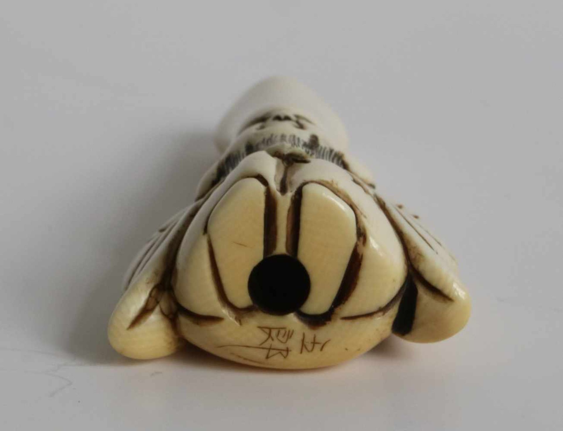 Netsuke Ivory depicting Fukurokuju Japan 19th century H 6,3 cm signed private collection - Bild 5 aus 5