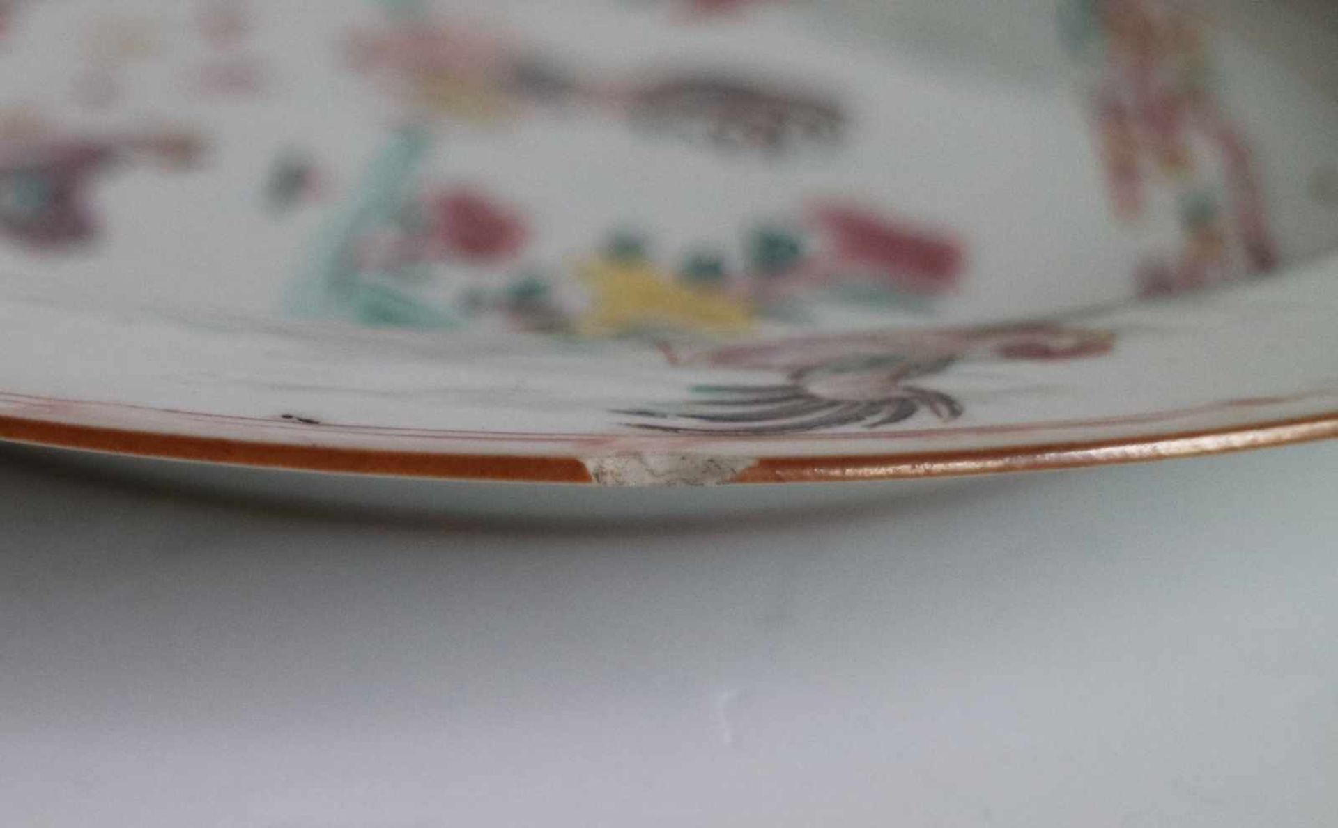 Chinese Qianlong famille rose plates decor with chickens dia 23 cm both chip and hairline - Bild 5 aus 5