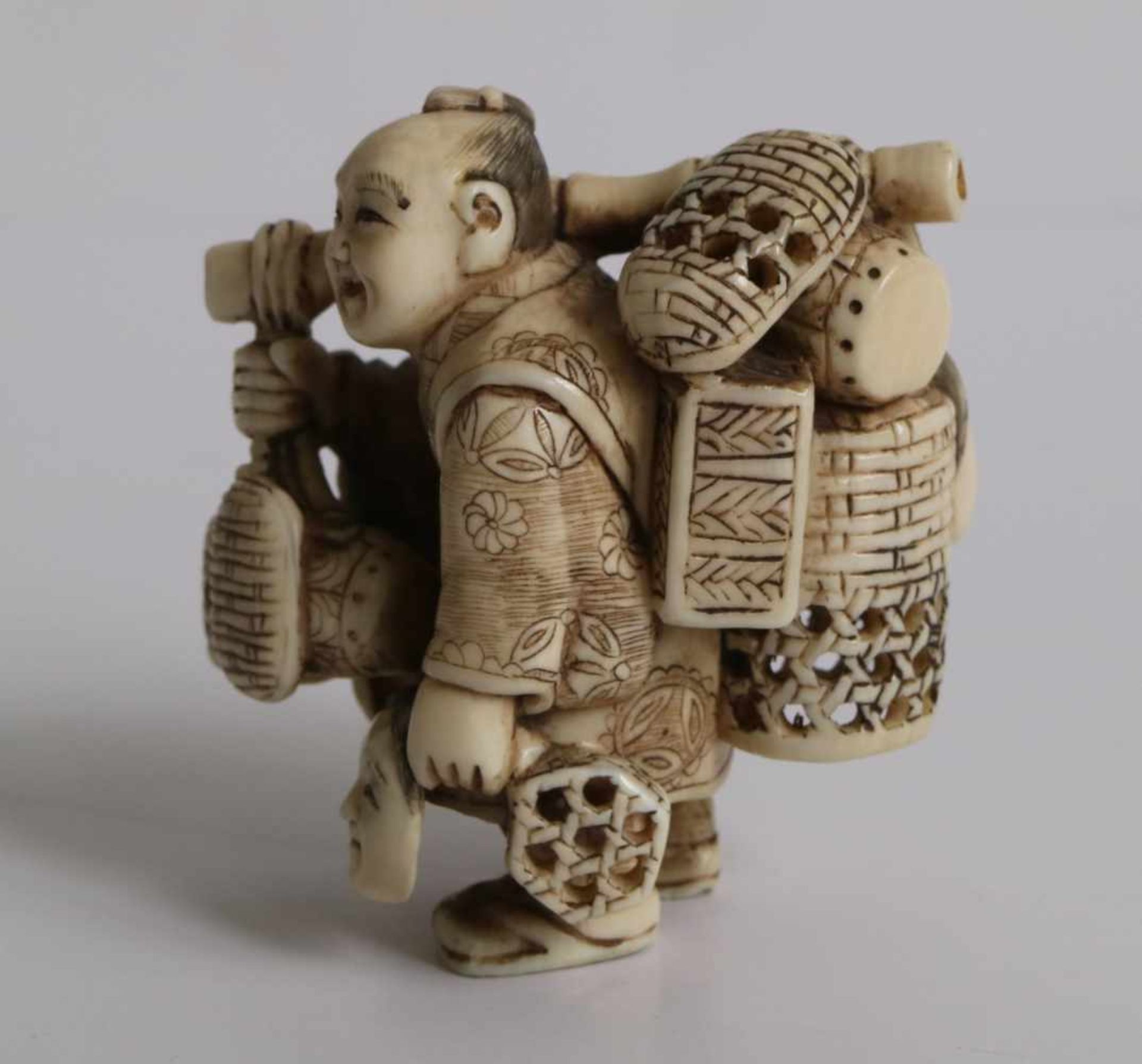 Carved netsuke very fine carved netsuke of a basket seller intended as an okimono H 5,2 cm private - Bild 2 aus 5