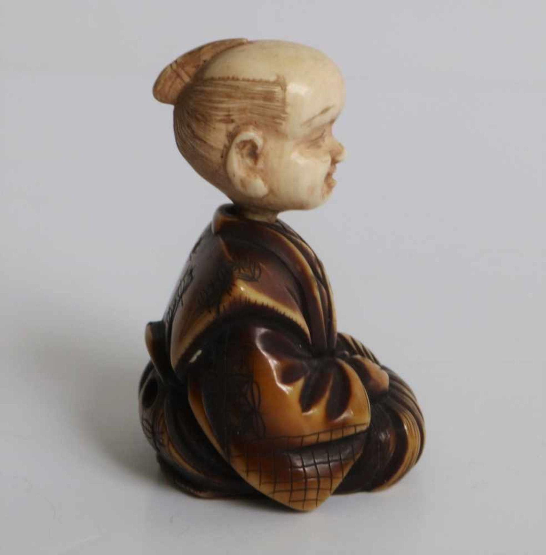 Ivory Netsuke of an official, with articulated neck Japn MEIJI period H 5,4 cm private collection - Bild 4 aus 5