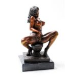 [Artiste non identifié]. La Toilette, xxe siècle. Bronze patiné, 28 cm, sur un [...]