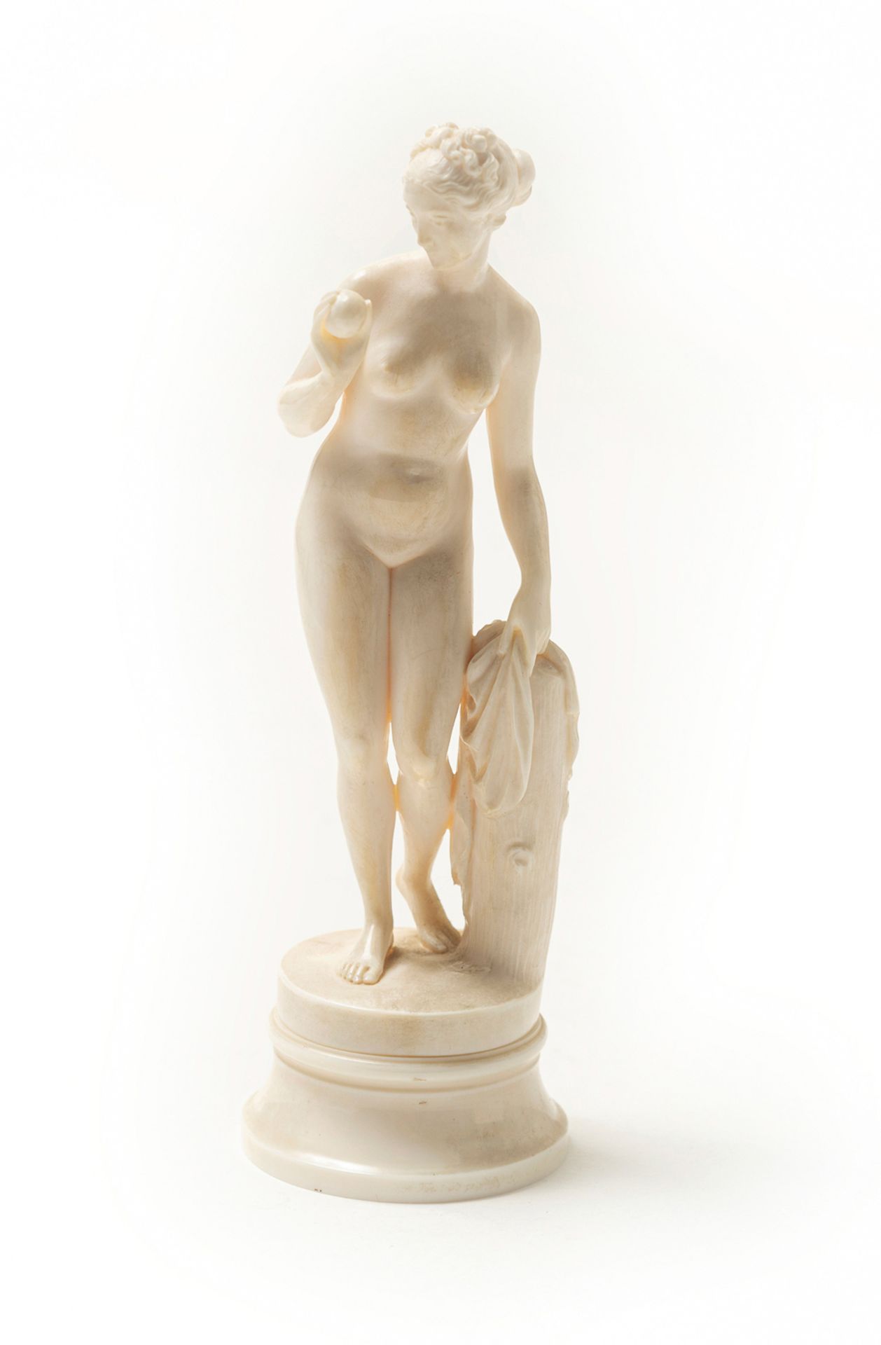 [Travail suisse]. Vénus à la pomme, début du xxe siècle. Statuette en ivoire [...]