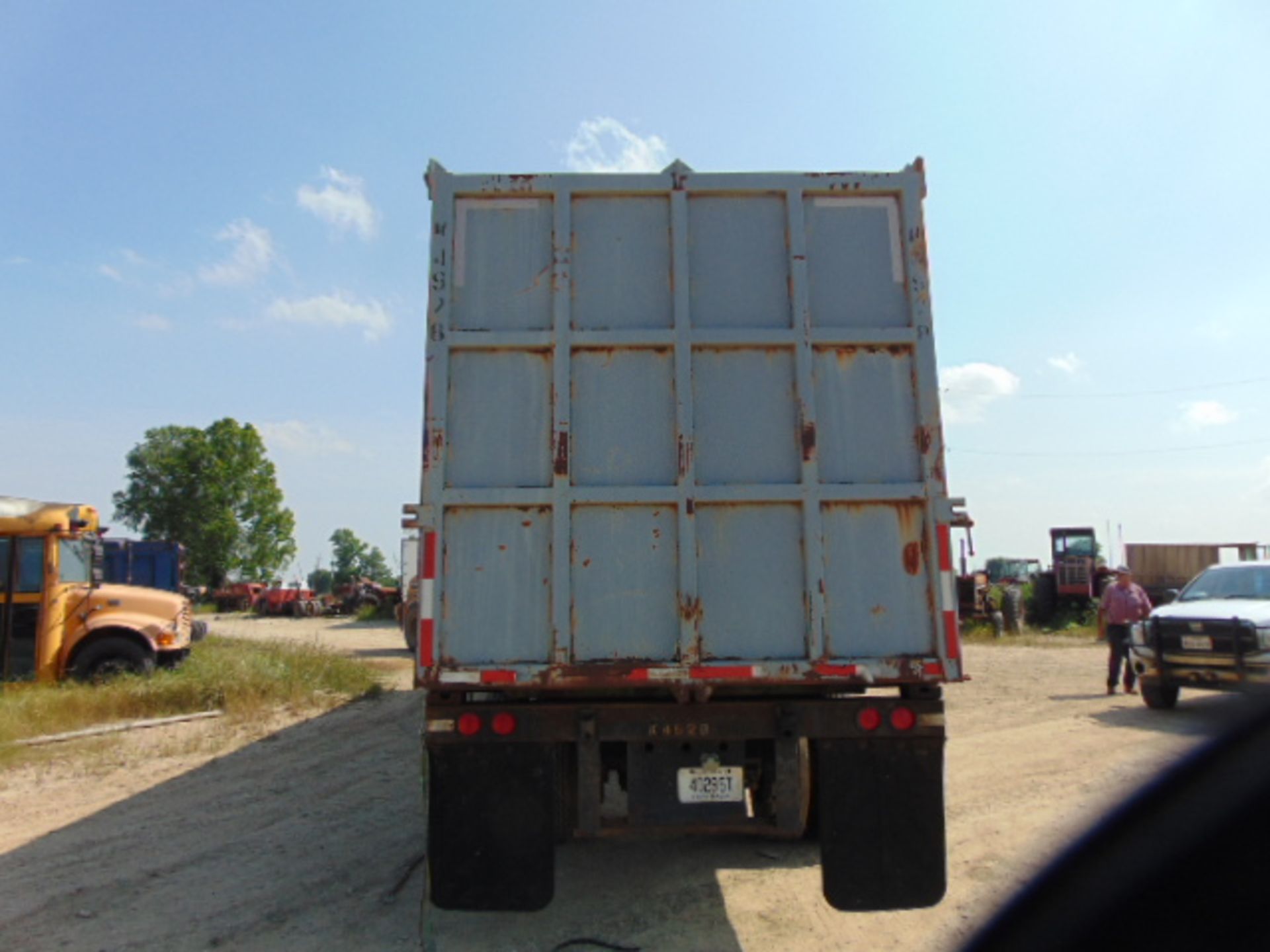 40' CONTAINER W/TRAILER FLOP DOOR ON BACK DOLLY DOES NOT GO - Image 2 of 5